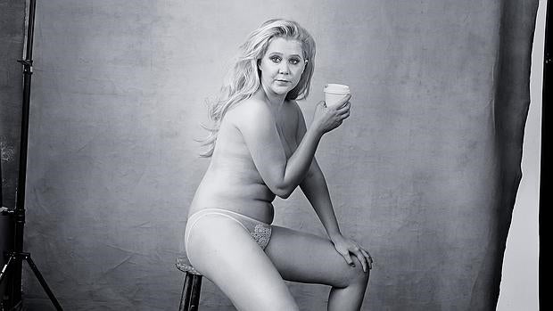 Amy Schumer posando para el calendario Pirelli