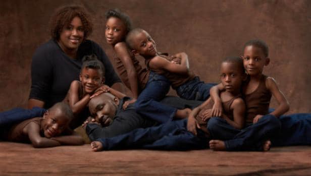 Rozonno Jr, Elijah, Olivia, Madison, Josiah e Isaac rodearon a su progenitor, manteniendo la ternura de la fotografía original