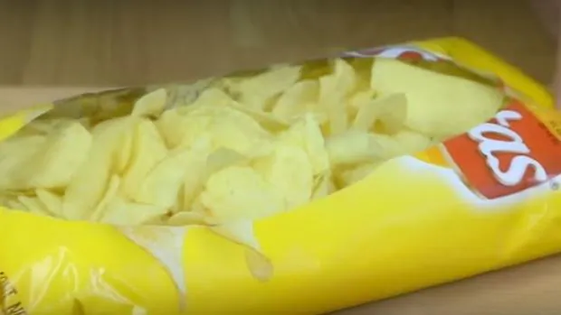 La forma correcta de abrir una bolsa de patatas