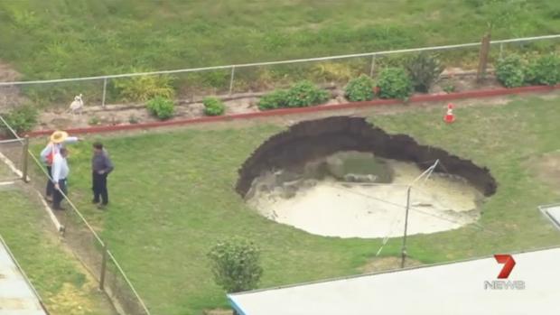 Vídeo: aparece un agujero de 8 metros en el jardín de dos jubilados australianos