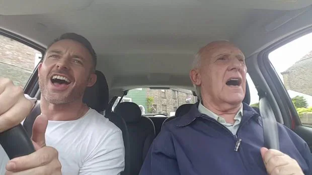 Un enfermo de Alzheimer recupera la vitalidad al cantar con su hijo en Facebook para recaudar dinero