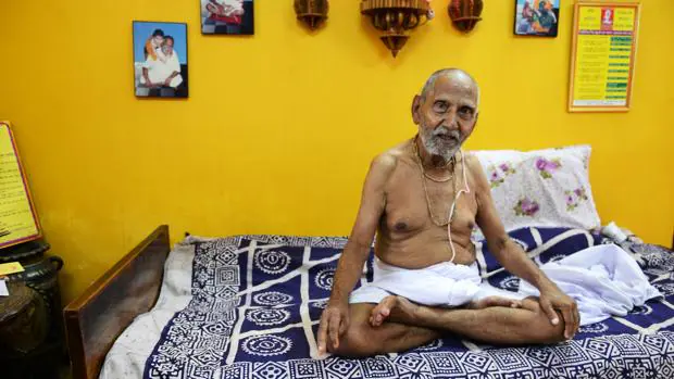 Nada de sexo ni especias y mucho yoga, los secretos del monje de los 120 años
