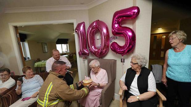 El deseo de una anciana de 105 años en su cumpleaños: «Un bombero tatuado»