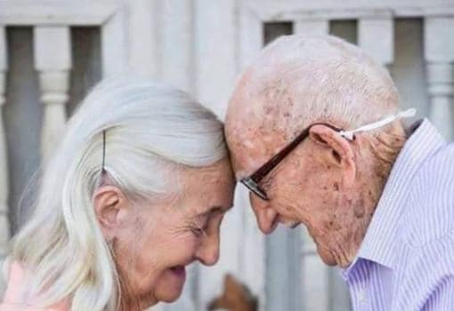 Una pareja de ancianos celebra su 65 aniversario con la sesión de fotos más romántica de Facebook