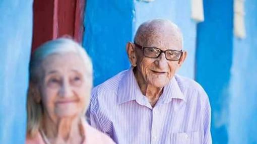 Una pareja de ancianos celebra su 65 aniversario con la sesión de fotos más romántica de Facebook