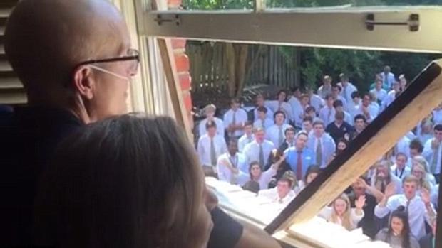 Facebook: El emotivo momento en el que 400 estudiantes cantan a su profesor enfermo de cáncer