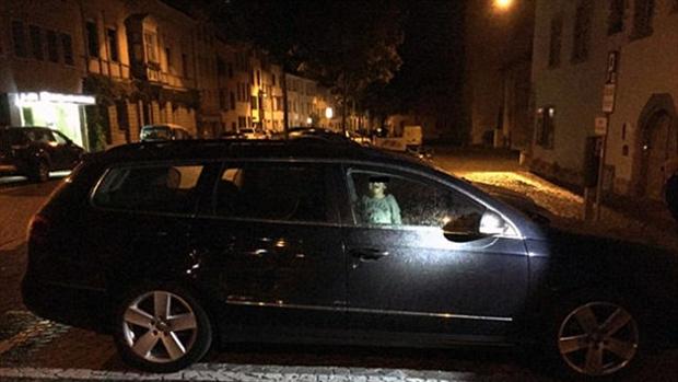 Una mujer deja a su hijo de 2 años aterrorizado en su coche mientras se iba de copas