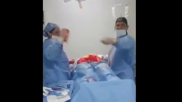 El baile de un cirujano en medio de una operación que indigna a las redes sociales