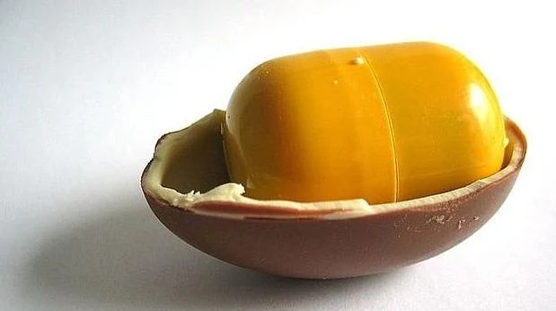 Imagen de un huevo Kinder, con la cápsula de la sorpresa