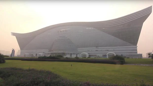 Vídeo en que se muestra el interior y el exterior del edificio más grande del mundo en superficie