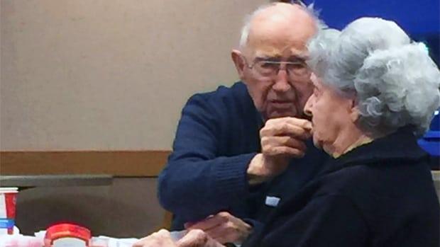 La imagen del anciano que ayuda a su mujer, enferma de Alzheimer, a comer en un restaurante se ha hecho viral en Facebook