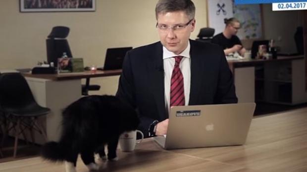 Youtube: El sorprendente intruso que interrumpió en directo la entrevista del alcalde de Riga