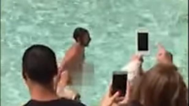 Un hombre cruza a nado y desnudo la Fontana de Trevi en Roma