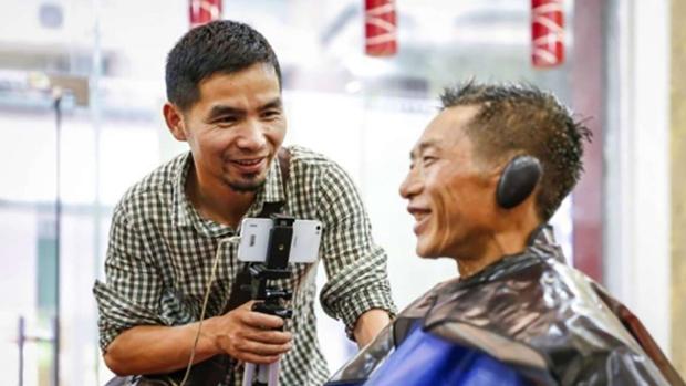 Tsai, el joven chino que reúne a vagabundos con sus familias
