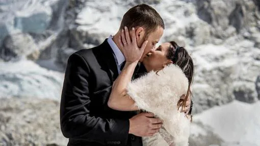 La pareja que escaló durante tres semanas para casarse en el Everest