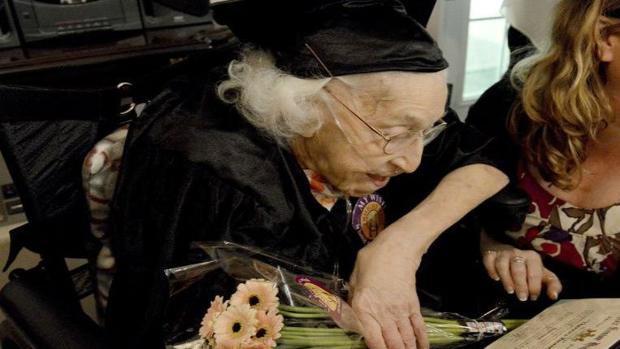 Una anciana recibe a los 105 años el diploma de secundaria