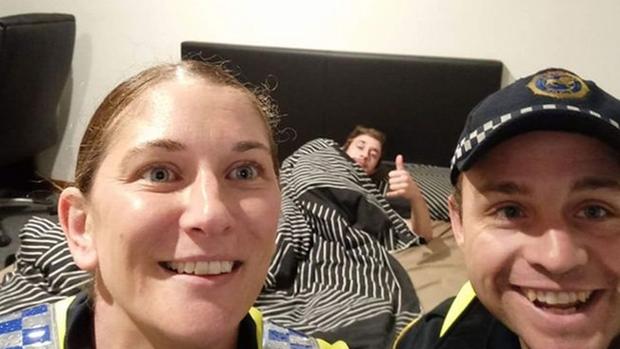 Dos policías se hacen un «selfie» en la cama de un hombre borracho