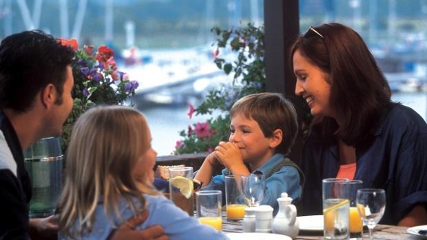 El polémico motivo por el que un restaurante no permite beber a los padres en presencia de sus hijos