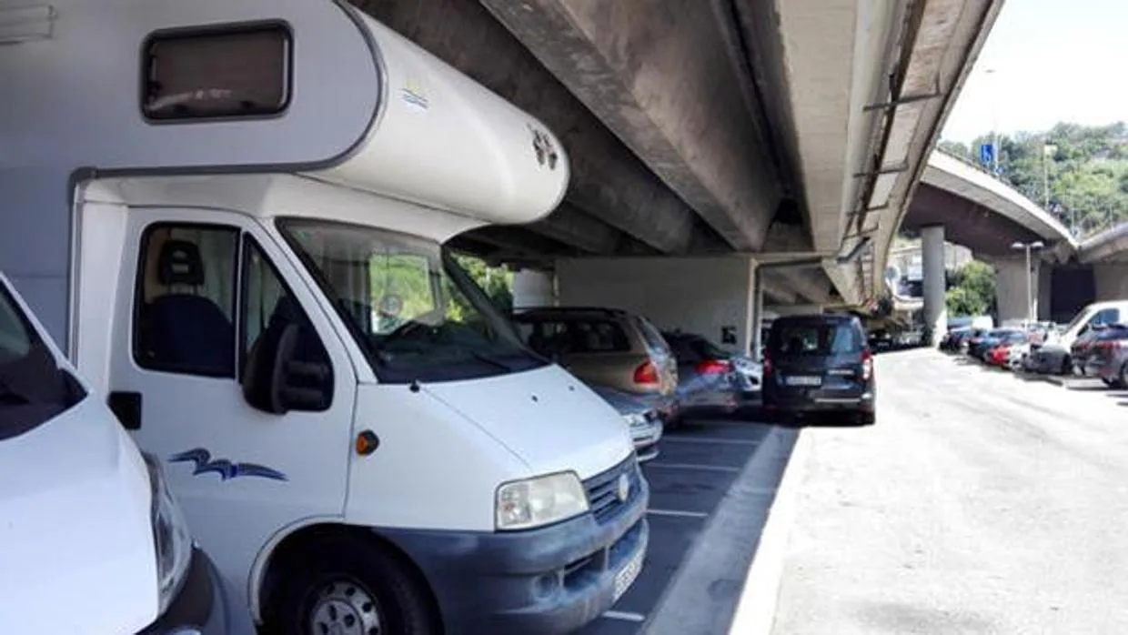 Prometían un «alojamiento minimalista» por 20 euros y resultó ser una caravana bajo un puente