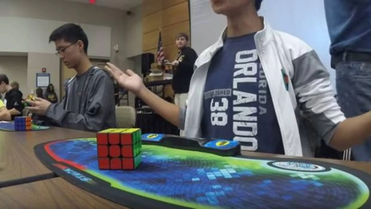 Un adolescente pulveriza el récord mundial de cubo de Rubik al resolverlo en 4,69 segundos