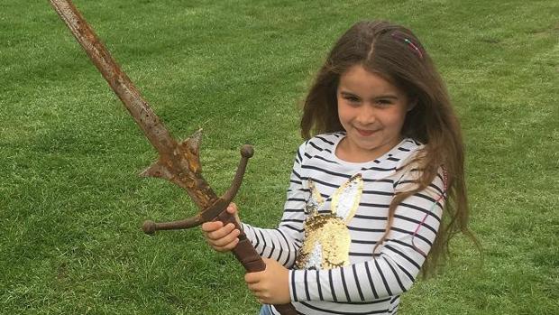 La niña que ha encontrado una espada en el lago donde se perdió «Excalibur»