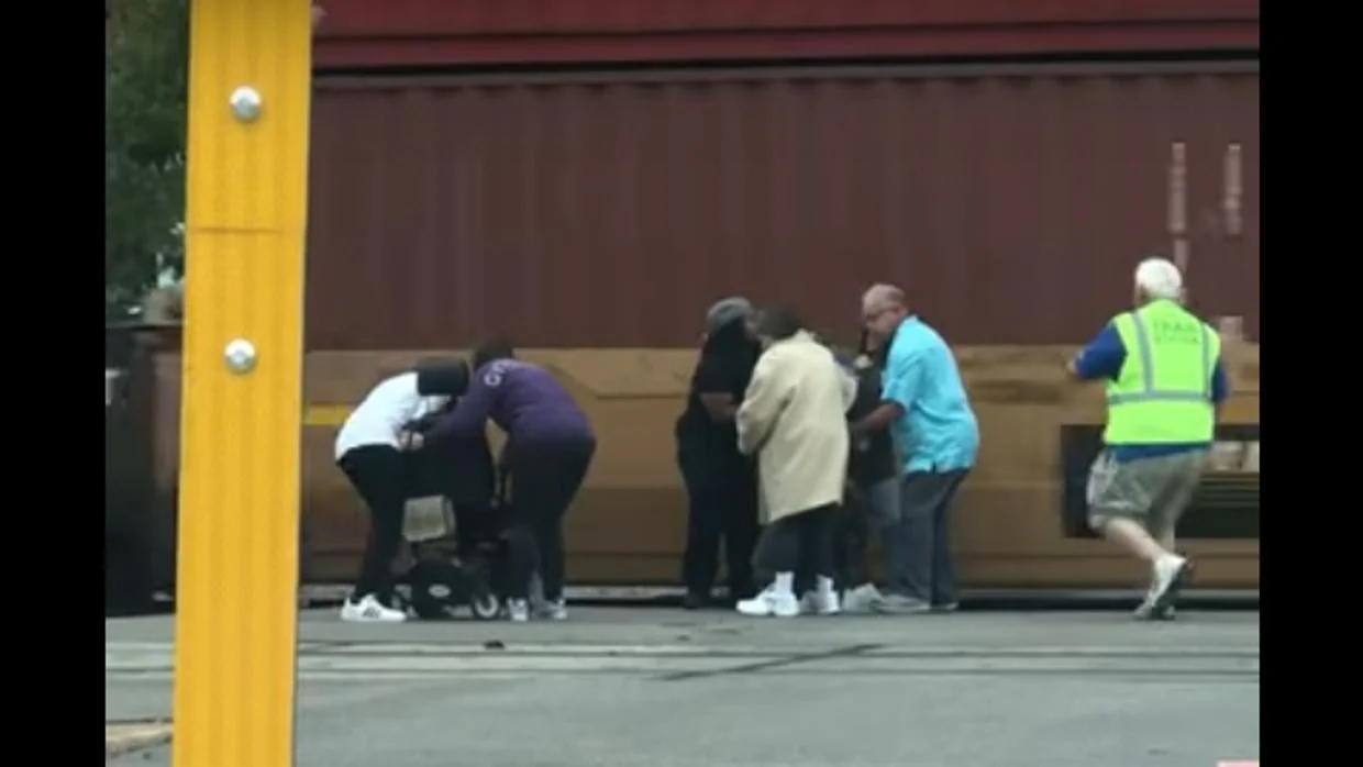 El impactante vídeo de YouTube en el que salvan a un minusválido justo antes de ser arrollado por un tren