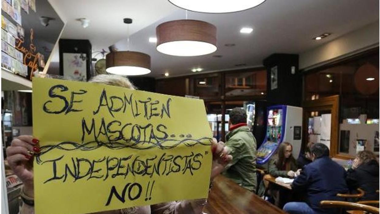 «En mi bar se respeta a España», la dueña del bar asturiano antiindependentista