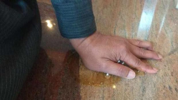 Un hombre se pega al suelo de la empresa en que trabajaba para protestar por su despido