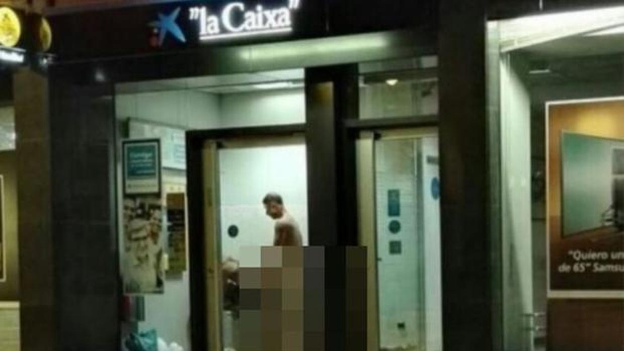 La fotografía de una pareja teniendo sexo en un cajero que se ha hecho viral