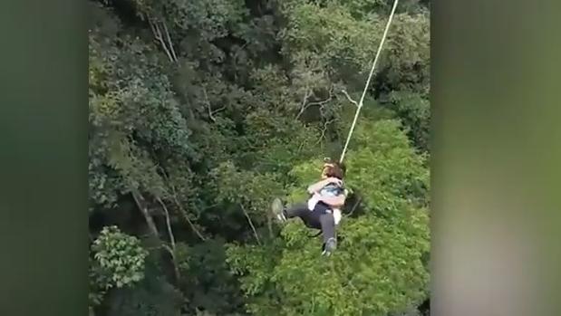 Un hombre hace puenting a 60 metros de altura con su hija en brazos