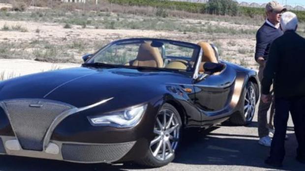 Un profesor de Cartagena construye un coche deportivo eléctrico con sus propias manos