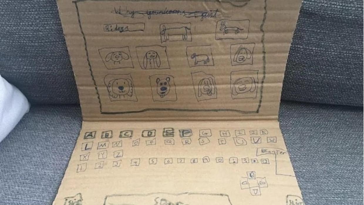 Una niña de 7 años crea un ordenador de cartón para ver vídeos de perros en YouTube