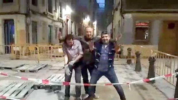 «Capi, tío, qué hiciste? ¿Mancástete?»: la noche de fiesta de unos asturianos que se ha hecho viral