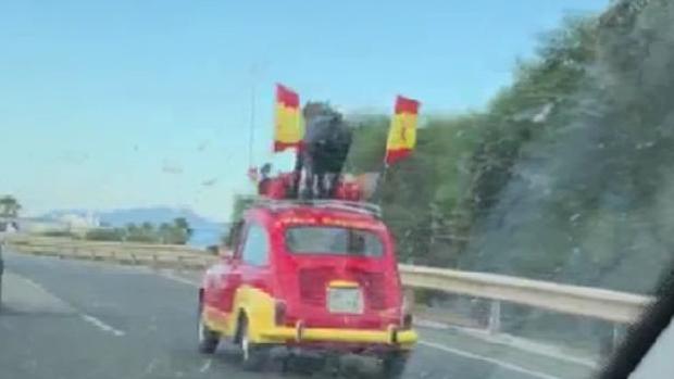 El coche granadino, con España por bandera, que invade WhatsApp