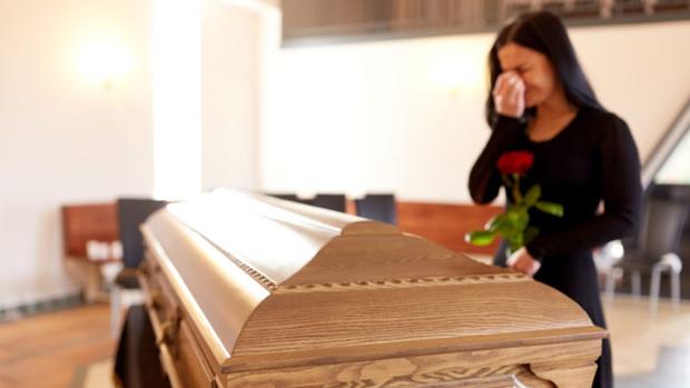 El hombre que se presentó vivo en su propio velatorio