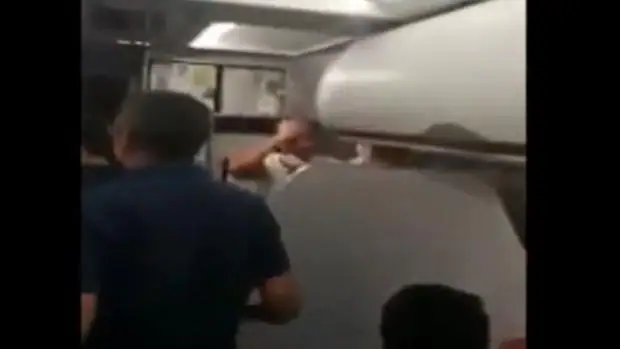 Un pasajero borracho la emprende a cabezazos con uno de los azafatos de un avión con destino Palma de Mallorca