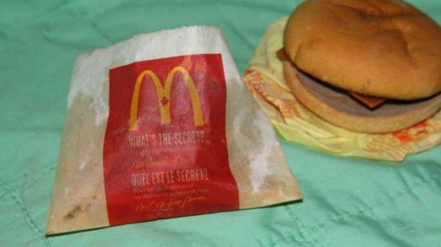 Un hombre subasta en eBay una hamburguesa de McDonald's comprada hace 6 años