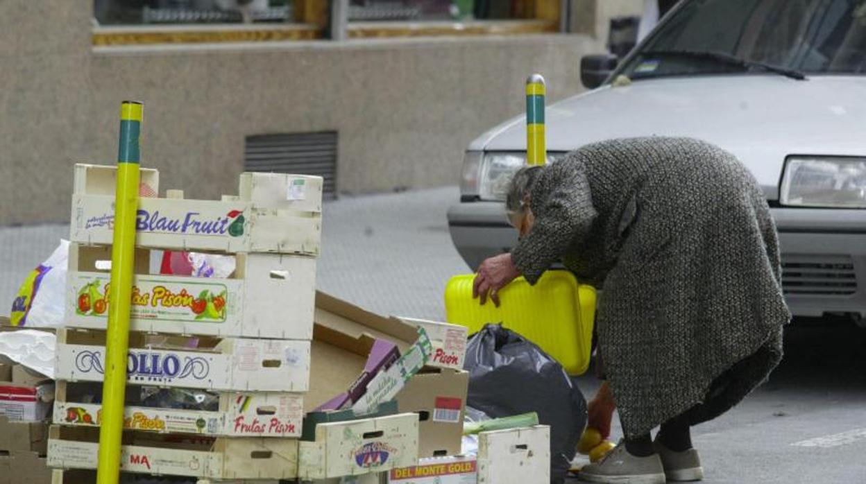 Imagen de una mujer recogiendo basura