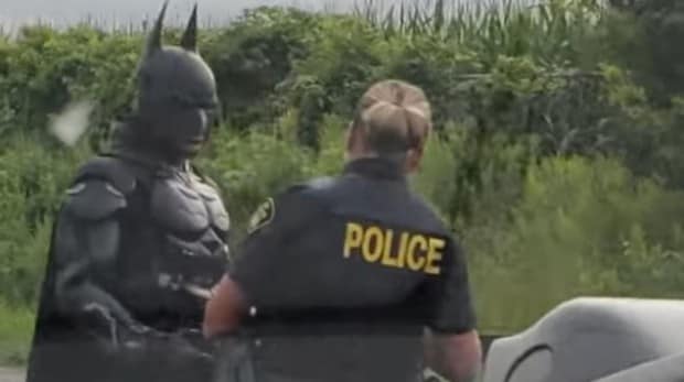 La Policía canadiense detiene a Batman mientras conducía su Batmóvil