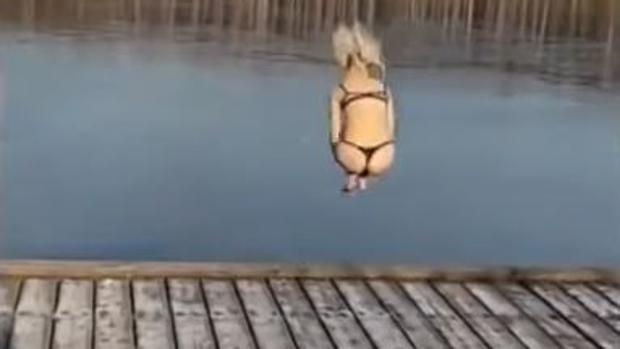 Una mujer se fractura un tobillo tras hacer una «bomba» en un lago congelado