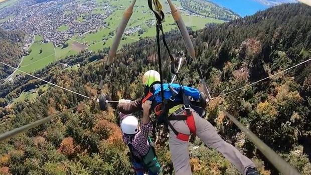 El desesperante vuelo en ala delta de un 'youtuber' al que se le soltó el arnés en el aire