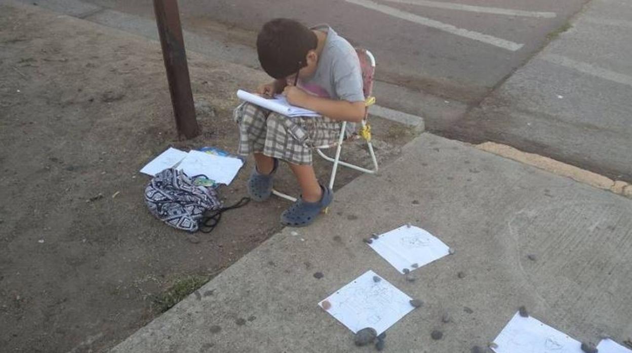 El niño que vende sus dibujos en la calle para comprar el juguete que su madre no le puede pagar