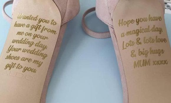 Encuentra un emotivo mensaje de su madre, fallecida por cáncer, en sus zapatos de boda