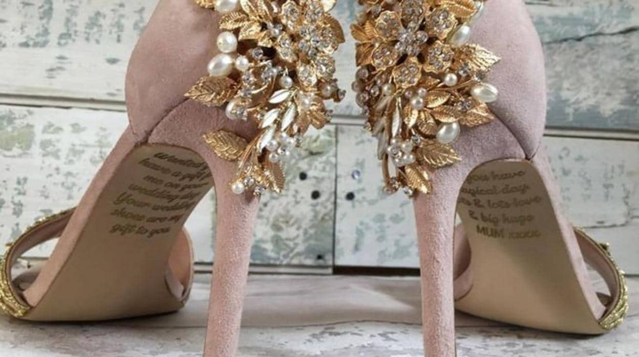 Los zapatos de novia de Emma con mensaje especial