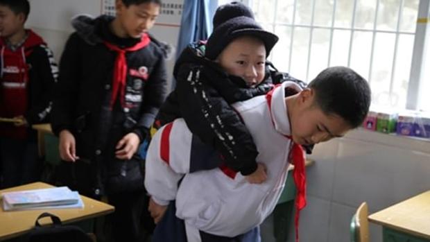 El niño de 12 años que ha llevado a cuestas al colegio durante seis años a su amigo que no puede caminar