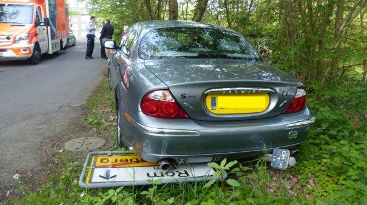 EL coche del protagonista tras haber chocado contra la señal de Rom