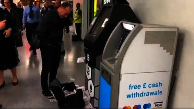 Un cajero del metro de Londres escupe billetes de 20 libras sin control