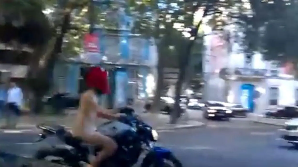 El motero desnudo conduce por la Avenida da Liberdade
