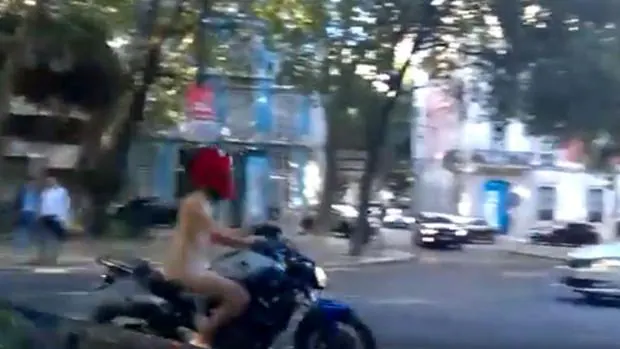Con chanclas, en moto y a lo loco: un hombre desnudo causa sensación en el centro de Lisboa