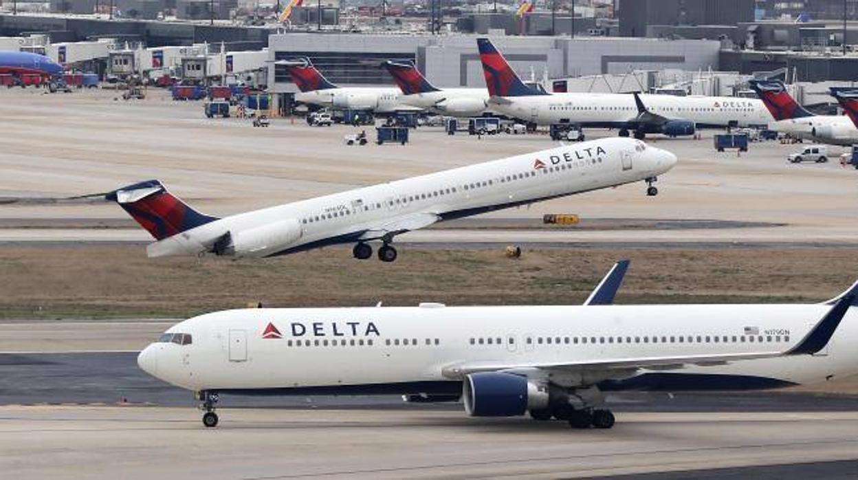 Varios aviones de la aerolínea Delta en el aeropuerto de Atlanta, Georgia